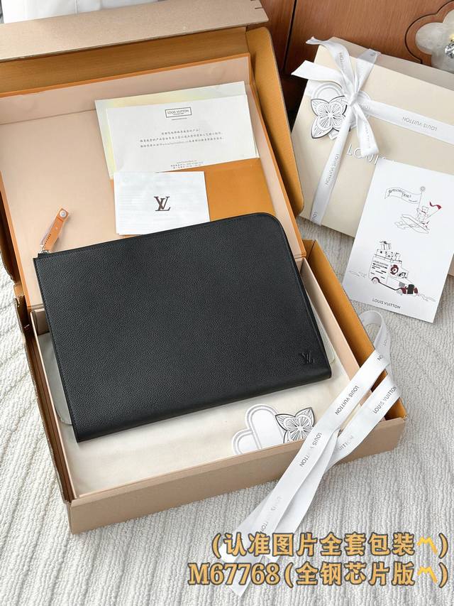 出厂价P M67768 大号 A级全钢 个性化定制！163变码、Pochette Jour大号手袋！此款由 Cuir Taurillon 皮革打造而成。质地柔软