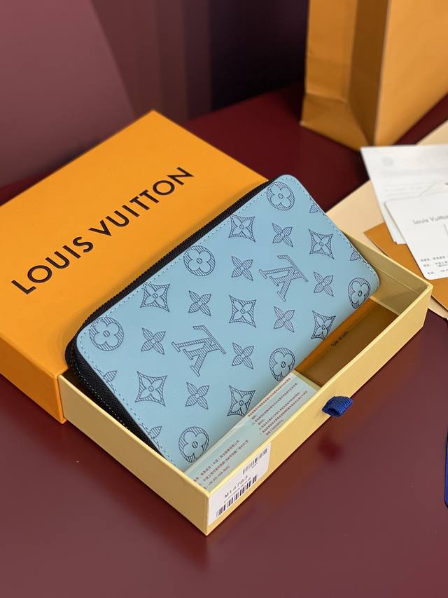 出厂价P M14783新压花冰蓝！头层牛皮制作！本款 Zippy Vertical 钱夹先后采用印花和压印工艺，在柔软牛皮革表面重现 Georges Vuitt