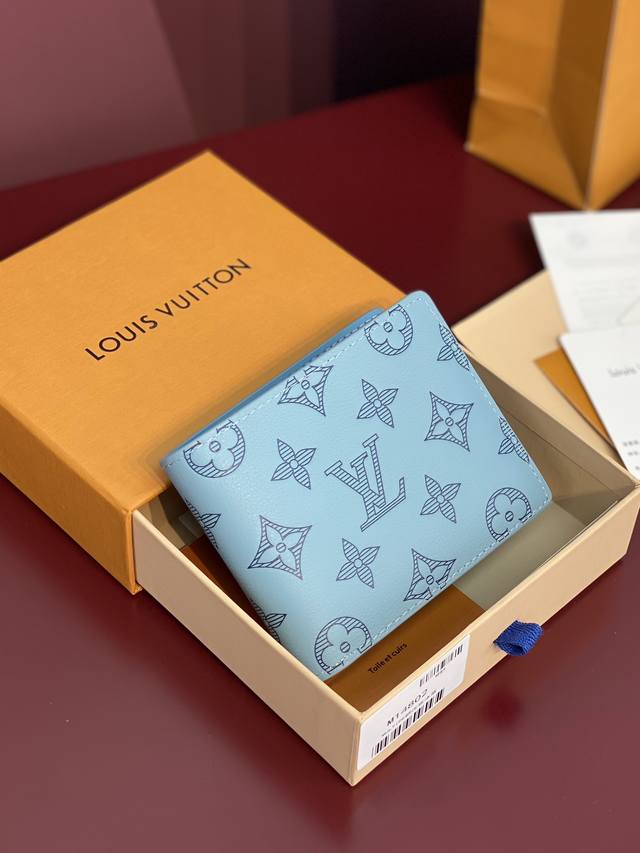 出厂价P M14802新压花冰蓝！头层牛皮制作！本款 Multiple 钱夹选用柔滑牛皮革，以印花和压印工艺再现 Georges Vuitton 年绘制的 Mo