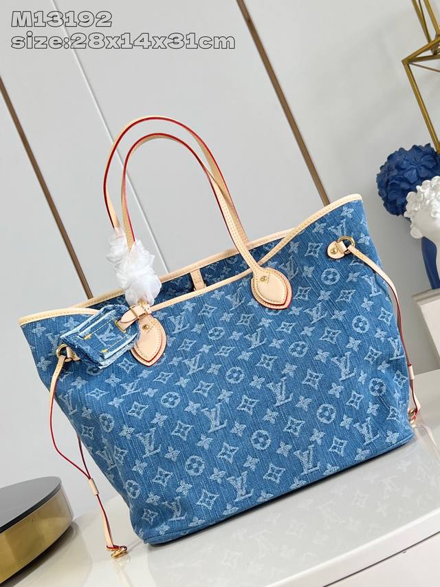 出厂价P 顶级原单 M13192 本款 Neverfull 中号手袋为 Monogram 丹宁布点缀牛皮革饰边,借侧面可调节饰带灵活收束廓形,成就都市出行的经典 出厂价P 顶级原单 M13192 本款 Neverfull 中号手袋为 Monogram 丹宁布点缀牛皮革饰边,借侧面可调节饰带灵活收束廓形,成就都市出行的经典