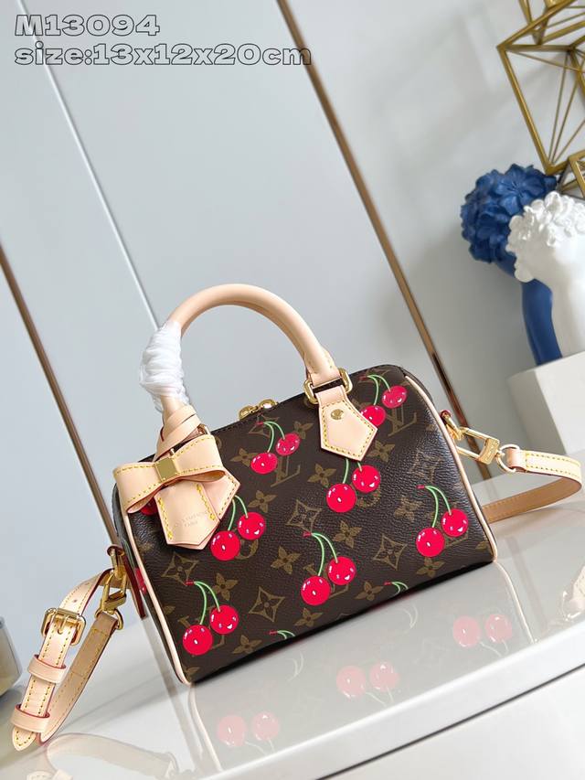 出厂价P 顶级原单 M13094 本款 Speedy BandoulièRe 手袋取材经典 Monogram 涂层帆布，以路易威登 X 村上隆复刻系列的甜美樱桃