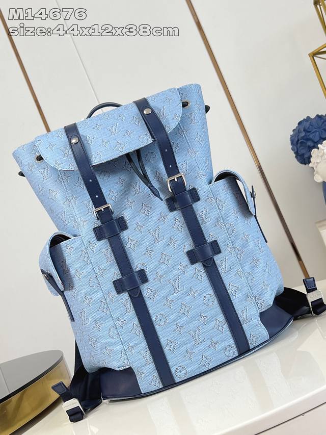 出厂价P 顶级原单 M14676蓝 本款 Christopher 中号双肩包为 Monogram Heritage 涂层帆布浸染崭新色调，巧妙致意航海旅行和远洋