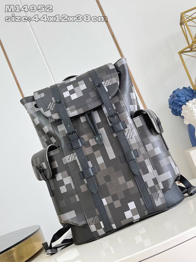 出厂价P 顶级原单 M14952 本款 Christopher 中号双肩包选用 Damoflage Black 帆布塑造摩登考究构型,并以像素效果重构经典 Da 出厂价P 顶级原单 M14952 本款 Christopher 中号双肩包选用 Damoflage Black 帆布塑造摩登考究构型,并以像素效果重构经典 Da