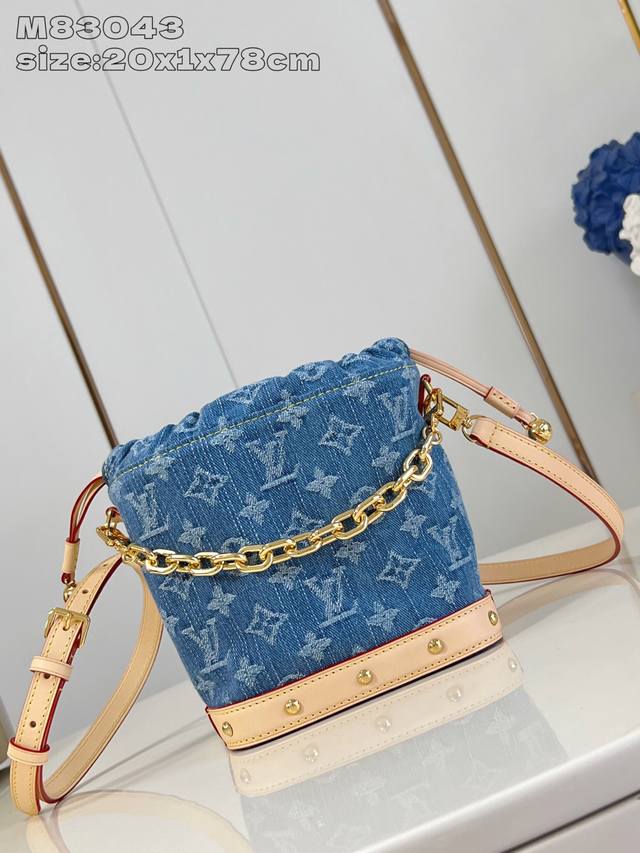 出厂价P 顶级原单 M83043 這款Nano Noé背包於今季煥然一新，用上現代風格的Denim藍色，與對比鮮明的皮革飾邊互相襯托。背包採用有機棉質面料製作，