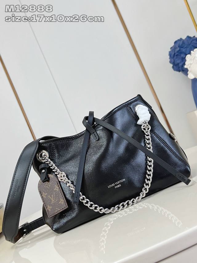 出厂价P 顶级原单 M12888黑 本款 Carryall Bb 手袋以利落线条勾勒丰盈轮廓，为经典羊皮革点缀亮泽 Monogram 花卉金属链条，与 Mono