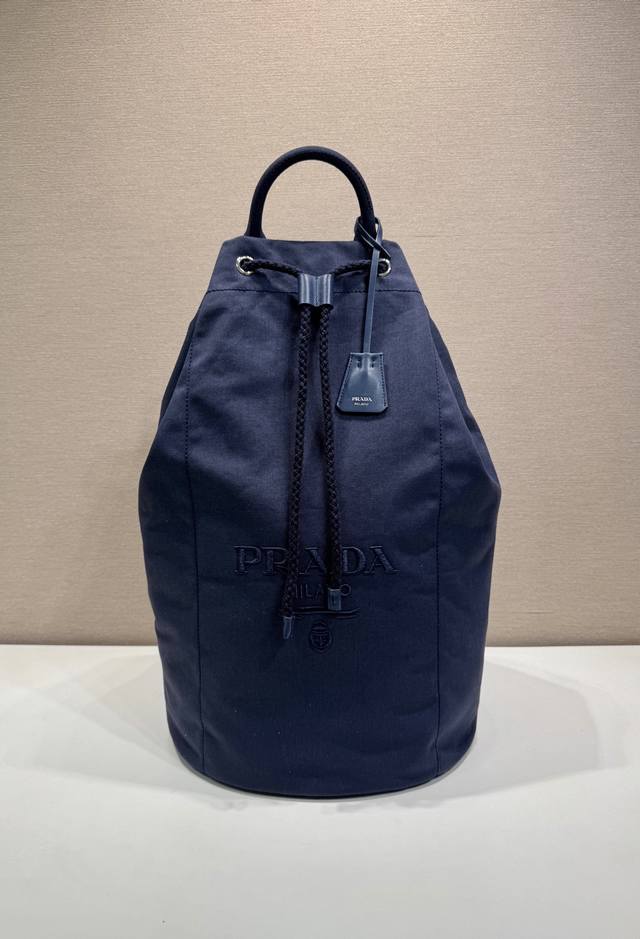 新款旅行包2Vy011 这款亚麻混纺抽绳旅行袋诠释轻盈运动风尚，添缀可调节可拆卸肩带与皮革饰边。同色字母徽标刺绣注入独特经典格调。抽绳袋口设计，上身效果非常时尚