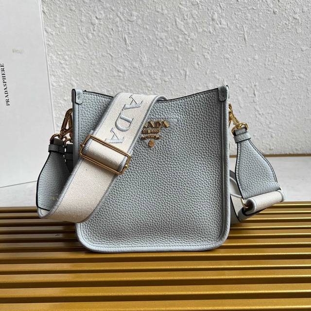 顶级原单 专柜新款单肩包1Bh191到货啦 配有两条肩带 这款皮革迷你单肩包采用进口鹿纹牛皮设计，简约又大气，正面金属三角形徽标平添标志性格调 可调式可拆卸徽标