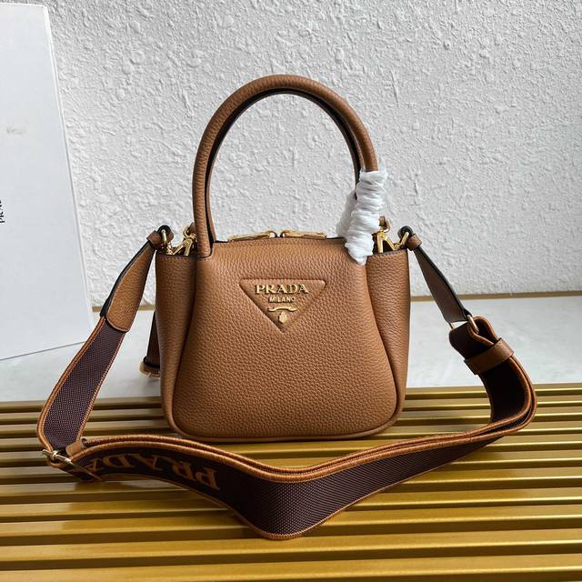 顶级原单 专柜新款迷你单肩包1Ba362 双肩带 到货这款当代精致皮革手袋呈现天然纹理，以反向缝线设计打造柔软圆润的造型。体量小巧，既可手提，又可配上可拆卸肩带