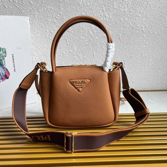 顶级原单 专柜新款小号单肩包1Bc145 双肩带 到货这款包袋采用纹理皮革制成，以反向缝线勾勒出包身柔软、圆润的造型，彰显现代而精致的风格。易于手提或肩背的实用