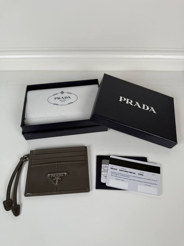 P家 男女通用小卡包，灰色 油腊皮三角标，型号1Mc025，原单品质，进口油蜡皮制作，6个卡位一个中间夹层，可放置多张卡片以及零，尺寸11.2×8.5Cm，实物