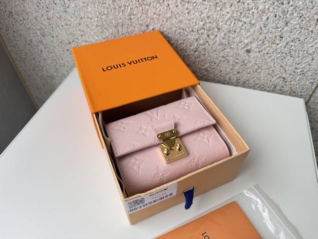 顶级原单 M82926粉色MéTis 短款钱夹 承袭 MéTis 皮具系列灵感，为柔软 Monogram Empreinte 皮革压印经典 Monogram 图