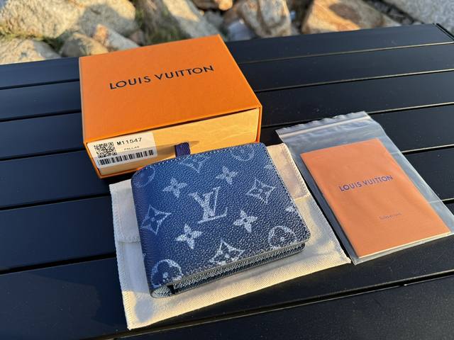 顶级原单 M11547蓝在Monogram Gradient帆布上新鲜更新的“Portofouille Multiple”。在帆布上使用渐变色印花，将标志性的M