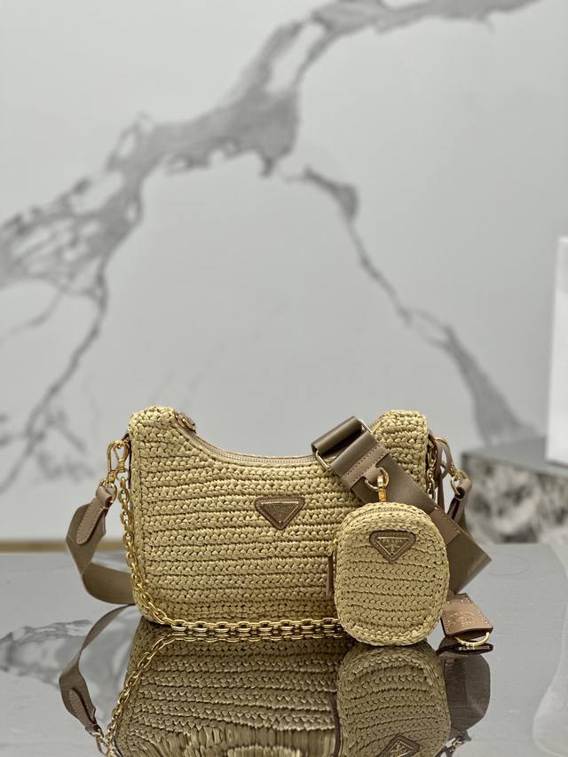 草编三合一 这款纯手工编织三合一设计太棒一包三用复杂工手显得格外大气 时尚，最爱的是肩带还挂着个小挂饰 小包 高级感拉满~ 尺寸：长23X高16X底7Cm 款号