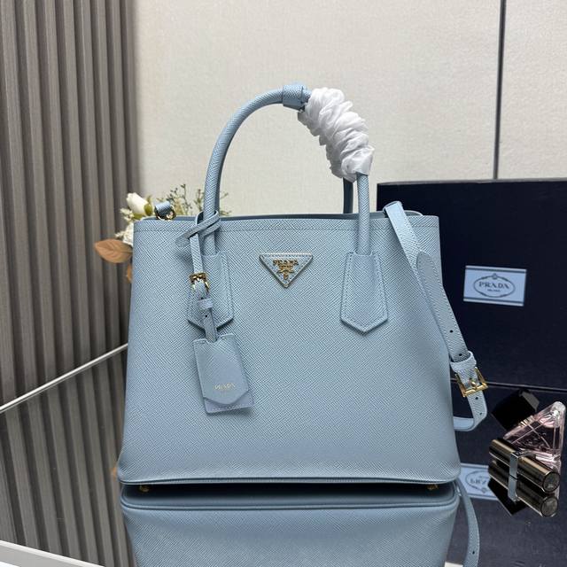 顶级原单 专柜新款 大号 1Bg775到货啦Prada Double手袋以精致考究的细节焕新品牌经典设计，以紧凑构型焕现新意。正面的同色系皮革三角形处加入闪熠的