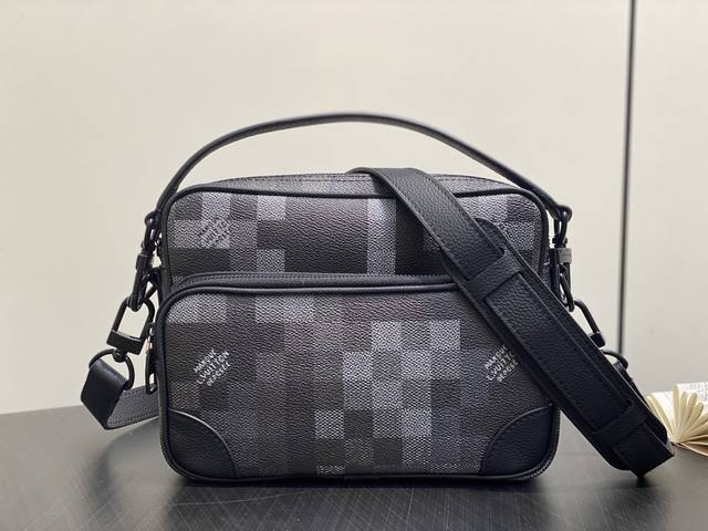 出厂价P 顶级原单 M14988黑格迷彩 男 差包 当季新款 Nil 邮差包 本款 Nil 邮差包取材 Pharrell Williams 焕新演绎的 Damo