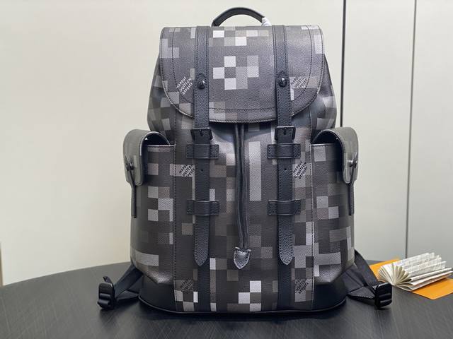 出厂价P 顶级原单 M14952黑格 迷彩双肩包 Christopher Mm 双肩包 Christopher Mm专为那些寻求当代精致的人而设计,由Damof 出厂价P 顶级原单 M14952黑格 迷彩双肩包 Christopher Mm 双肩包 Christopher Mm专为那些寻求当代精致的人而设计,由Damof