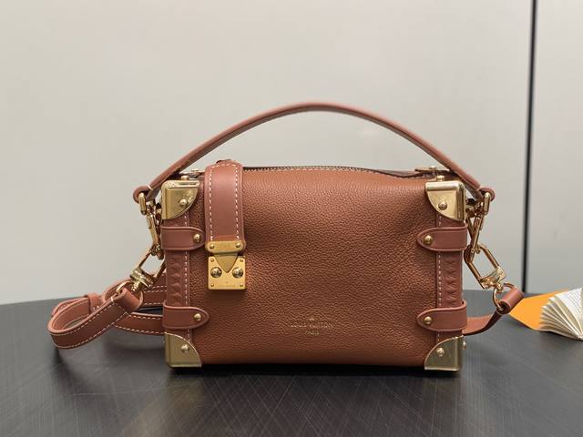出厂价P 顶级原单 M15224焦糖色 全皮软盒子包 Side Trunk Pm 手袋 M23915米白 由绗缝羊皮制成，将房子的复古行李箱作为出发点。方形的形