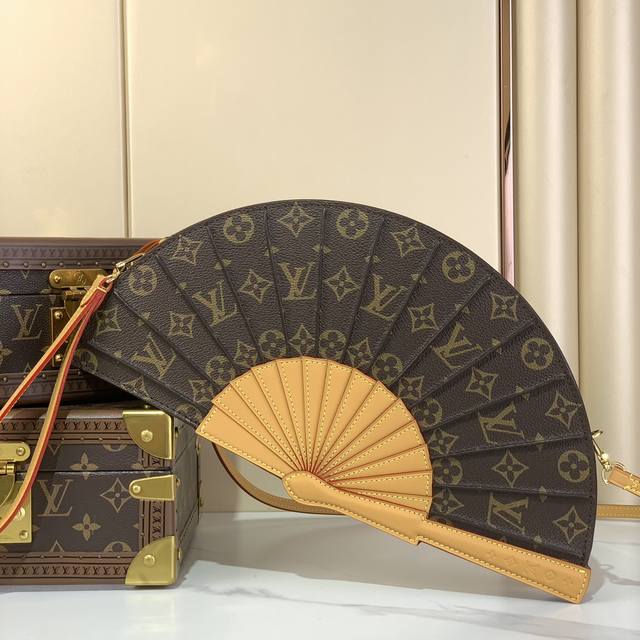 出厂价P 顶级原单复刻独家实拍 Lv Fan 手袋 M14804 Lv Fan 手袋取材 Monogram 帆布,以别致设计亮相 2025 春夏秀场,成就收藏家 出厂价P 顶级原单复刻独家实拍 Lv Fan 手袋 M14804 Lv Fan 手袋取材 Monogram 帆布,以别致设计亮相 2025 春夏秀场,成就收藏家