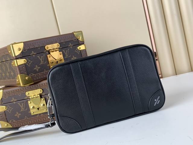 出厂价P 顶级原单复刻独家实拍 Pochette Kasai 手拿包 M30939 克色 十字纹 这款Kasa邮袋由Damier石墨帆布制成，正面有加固的角落和