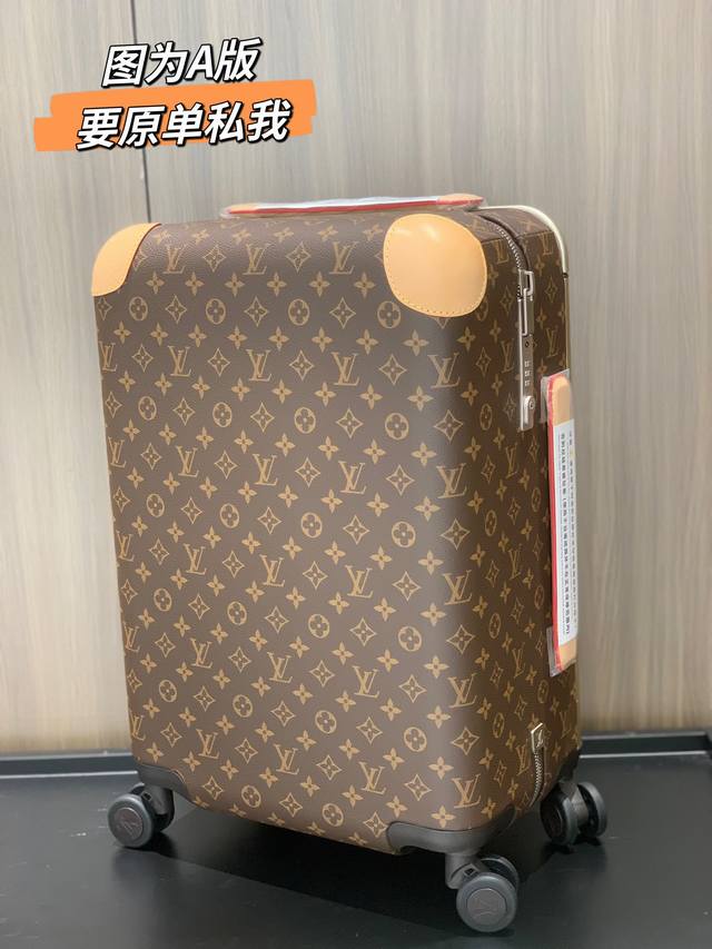 A版 图为市场A版货 有现货 如需要原单货 私我！ 55Cm Horizon 四轮拉杆箱，55厘米 邂逅奢华四轮拉杆箱的未来。由公认的划时代工业设计大师Marc