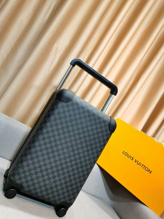 L.V拉杆箱旅行箱高端货，变色皮，海关锁，万向轮，铝制宽拉杆时尚大气，范冰冰，李晨，吴秀波，大表姐，井柏然明星同款！总有他就是身份的象征！ 颜色：黑色棋盘格 尺
