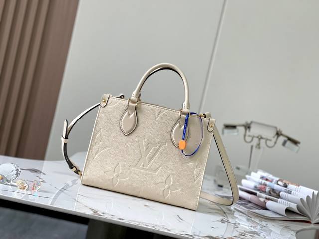 特级精品原厂皮 M46569奶白色压花 Onthego小号Tote包向1968 年的经典Sac Plat手袋汲取灵感，以压印 Giant Monogram 图案