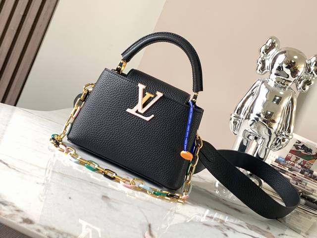 特级精品原厂皮M21798黑色金扣 本款 Capucines 迷你手袋令金属和树脂链环彼此相扣,为经典设计增添妙趣可拆卸链条。Taurillon 皮革呈现莹泽观 特级精品原厂皮M21798黑色金扣 本款 Capucines 迷你手袋令金属和树脂链环彼此相扣,为经典设计增添妙趣可拆卸链条。Taurillon 皮革呈现莹泽观