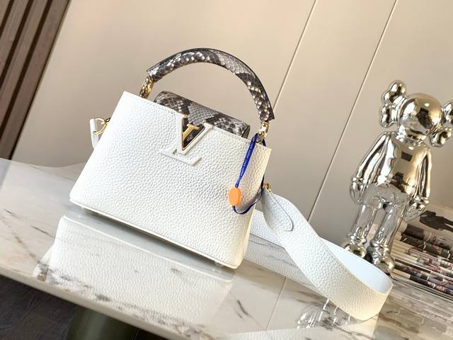 特级精品原厂皮M81410白色配蟒蛇金扣 Capucines Bb手袋 法国进口小牛皮,闪亮的金属饰件,特有的Capucines搭盖既可收入包内展示字母标识,又