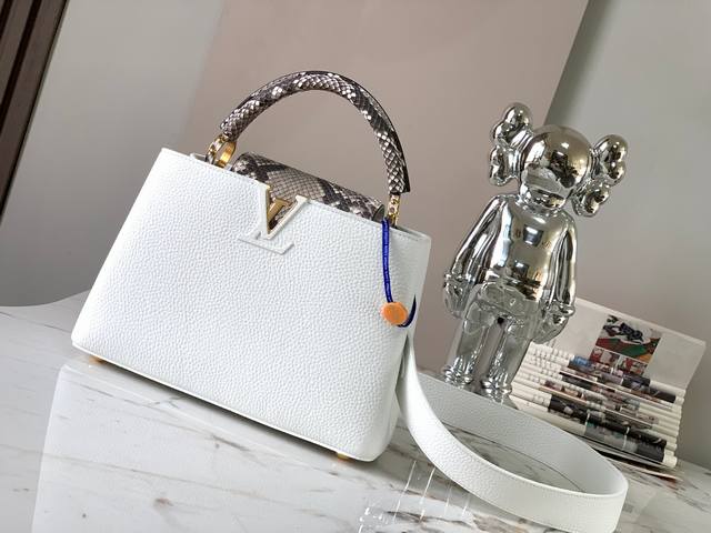 特级精品原厂皮M81408白色配蟒蛇金扣 Capucines Bb手袋 法国进口小牛皮,闪亮的金属饰件,特有的Capucines搭盖既可收入包内展示字母标识,又