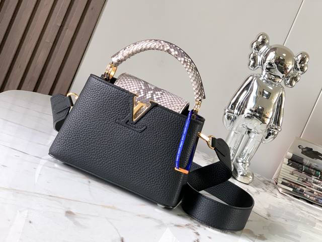 特级精品原厂皮M81410黑色配蟒蛇金扣 Capucines Bb手袋 法国进口小牛皮,闪亮的金属饰件,特有的Capucines搭盖既可收入包内展示字母标识,又