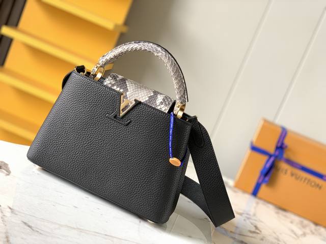 特级精品原厂皮 M99387黑配蟒蛇金扣 迷你号 此款Capucines 手袋臻选蟒蛇皮来点缀隽永的黑色 Taurillon 皮革。异域风情的蟒蛇花纹包裹 Lv