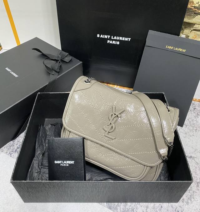 炸街Niki新版本 原厂皮版本P 配专柜全套包装 22Cm 浅灰色 Niki正品改版了，专柜同步新版本！改版后的Niki更更更实用了，在原来的基础上两边各加了一