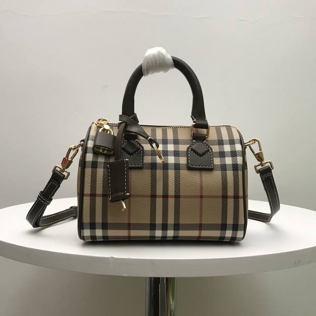 B家顶级原单 立挺设计，装饰 Bur 格纹，搭配皮革裹覆挂锁和行李吊牌。 尺寸:18.5 X 11 X 12Cm 款号:80713571