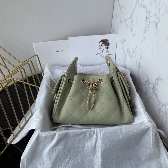 迷你號 Ohanel25A春夏牛仔新款嬉皮 亮面黑金 随性慵懒的包型当之无愧的春夏度假王者了 !知性优雅大女主典范 不仅仅是美观更是实用主义完全契合当下大多数人 迷你號 Ohanel25A春夏牛仔新款嬉皮 亮面黑金 随性慵懒的包型当之无愧的春夏度假王者了 !知性优雅大女主典范 不仅仅是美观更是实用主义完全契合当下大多数人