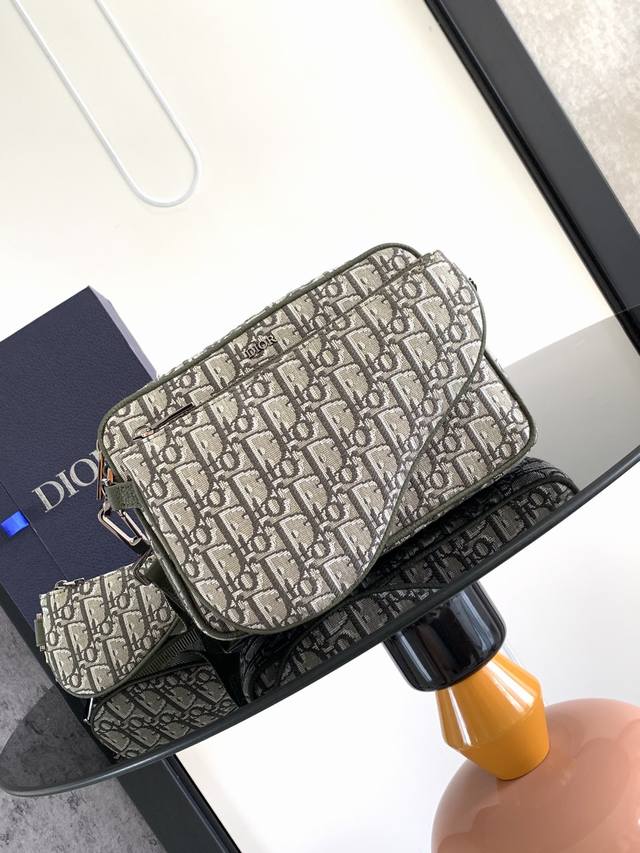 这款马鞍三件套手袋采用卡其色 Oblique 印花面料精心制作，醒目百搭。三合一款式，设有一个主拉链隔层，包含正面的马鞍手拿包和 Nano 马鞍手拿包，两者均可