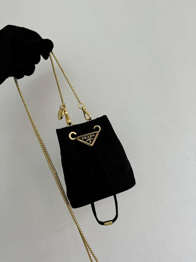 型号:1Mr016绣格小水桶 这款绣格小水桶采用复杂绣格手工和进口尼龙面料,涂珐琅金属三角形徽标装饰开合设计。金属铁琏可斜跨。太可爱了,上身的效果非常吸眼,可仙 型号:1Mr016绣格小水桶 这款绣格小水桶采用复杂绣格手工和进口尼龙面料,涂珐琅金属三角形徽标装饰开合设计。金属铁琏可斜跨。太可爱了,上身的效果非常吸眼,可仙