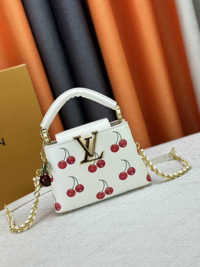 独家实拍 M59939 M94519 白色樱桃挂饰 Capucines手袋 本款 Capucines 迷你手袋展露细腻 Taurillon 皮革的微妙莹泽，点缀