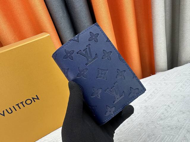 顶级原版 实物拍摄 自家背景 M64502护照夹 时尚出行的绝佳伴侣。质感奢华的粒纹小牛皮内衬,内部多隔层构造,风格经典的旅行配饰。将此款优雅的护照套变为可爱的 顶级原版 实物拍摄 自家背景 M64502护照夹 时尚出行的绝佳伴侣。质感奢华的粒纹小牛皮内衬,内部多隔层构造,风格经典的旅行配饰。将此款优雅的护照套变为可爱的