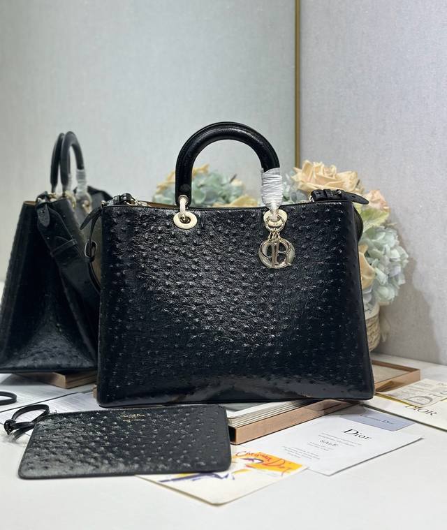 顶级原单Diortoujours 手袋〔黑色鸵鸟纹大号〕 这款Dior Toujours 手袋于二零二五秋冬系列发布秀精彩亮相,休闲实用的设计别具一格.采用黑色 顶级原单Diortoujours 手袋〔黑色鸵鸟纹大号〕 这款Dior Toujours 手袋于二零二五秋冬系列发布秀精彩亮相,休闲实用的设计别具一格.采用黑色