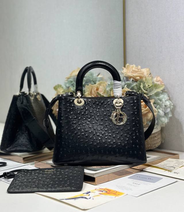 顶级原单Diortoujours 手袋〔黑色鸵鸟纹中号〕 这款Dior Toujours 手袋于二零二五秋冬系列发布秀精彩亮相,休闲实用的设计别具一格.采用黑色