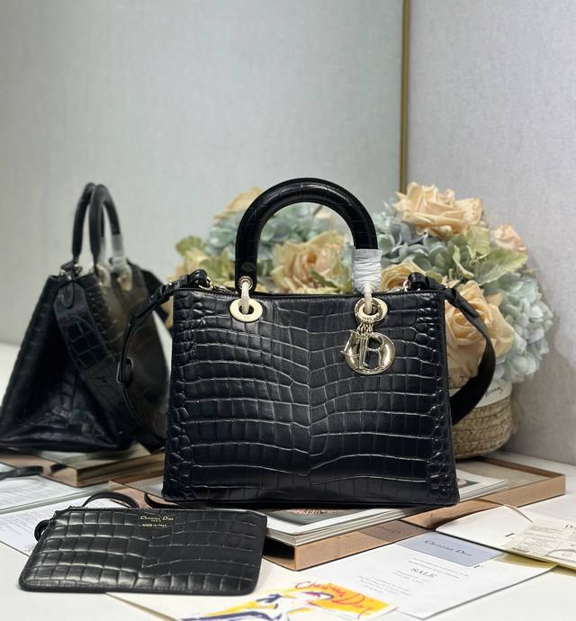 顶级原单Diortoujours 手袋〔黑色鳄鱼纹中号〕 这款Dior Toujours 手袋于二零二五秋冬系列发布秀精彩亮相,休闲实用的设计别具一格.采用黑色