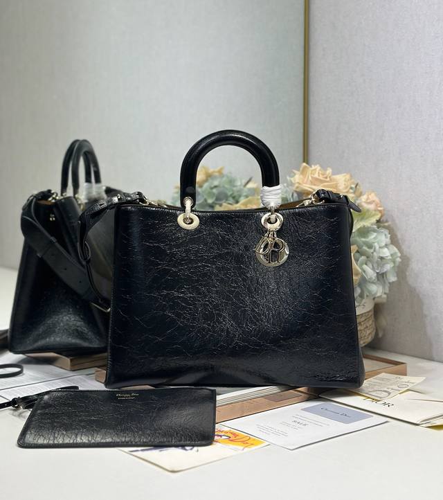 顶级原单Diortoujours 手袋〔黑色褶皱大号〕 这款Dior Toujours 手袋于二零二五秋冬系列发布秀精彩亮相,休闲实用的设计别具一格.采用黑色褶 顶级原单Diortoujours 手袋〔黑色褶皱大号〕 这款Dior Toujours 手袋于二零二五秋冬系列发布秀精彩亮相,休闲实用的设计别具一格.采用黑色褶