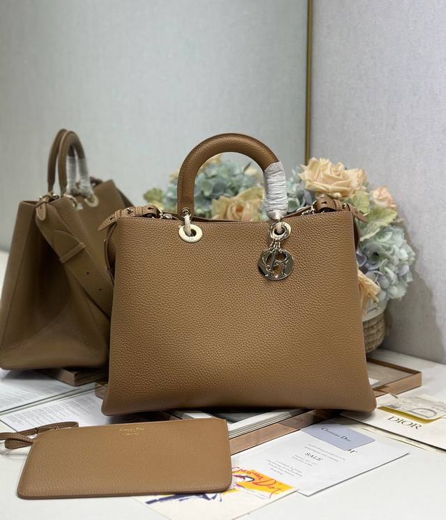 顶级原单Diortoujours 手袋〔棕色荔枝纹大号〕 这款Dior Toujours 手袋于二零二五秋冬系列发布秀精彩亮相,休闲实用的设计别具一格.采用棕色