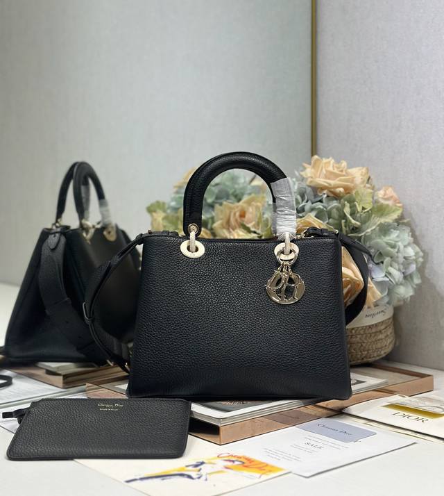 顶级原单Diortoujours 手袋〔黑色荔枝纹中号〕 这款Dior Toujours 手袋于二零二五秋冬系列发布秀精彩亮相,休闲实用的设计别具一格.采用黑色