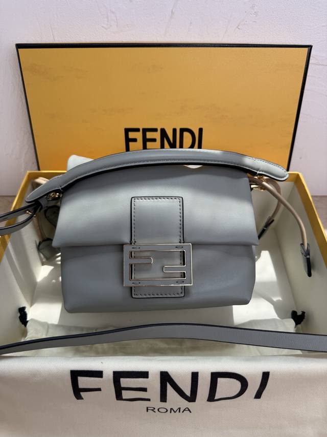 正品级 小号绿 全新的Mamma Baguette来喽，法棍与福袋的双结合，全网最温柔的包包没有之一，软软糯糯的小羊皮也太细嫩了，既慵懒又高级！标志性的五金扣搭