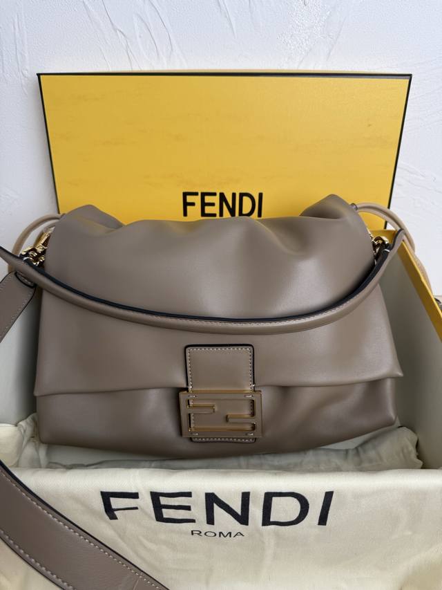 正品级 全新的Mamma Baguette来喽，法棍与福袋的双结合，全网最温柔的包包没有之一，软软糯糯的小羊皮也太细嫩了，既慵懒又高级！标志性的五金扣搭配小羊皮