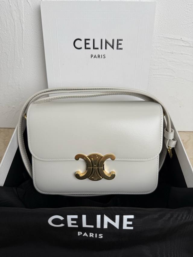 正品级 Teen Triomphe 小牛皮手袋 这款采用缎面小牛皮制成的Triomphe小号手袋配有一条可调节的真皮肩带和Triomphe专属搭扣Triomph