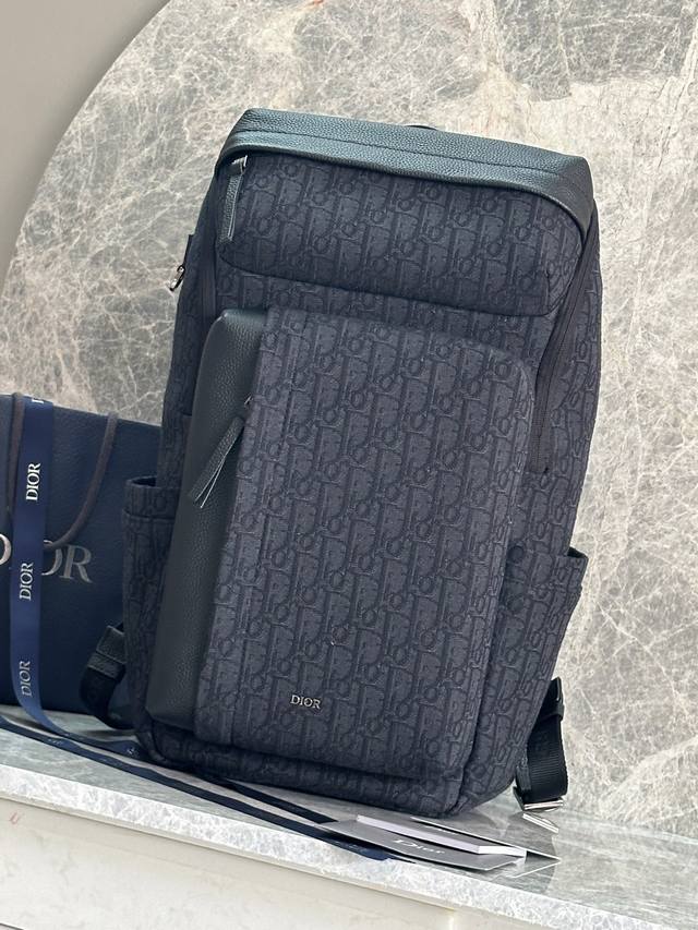 正品级 这款 Rider Soft 拉链双肩背包是二零二五秋季男装系列新品，兼具时尚设计与实用功能。采用黑色 Oblique 印花面料等材质精心制作，饰以同色调