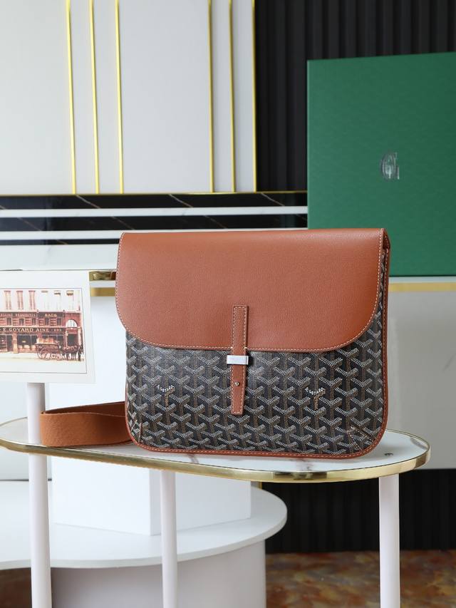 原厂皮 特级品质 原厂货 Coursier邮差包时尚、轻便、小巧，是都市人的完美伴侣。它有一个主隔层和一个后贴袋，可存放日常必需品。Coursier 邮差包的肩