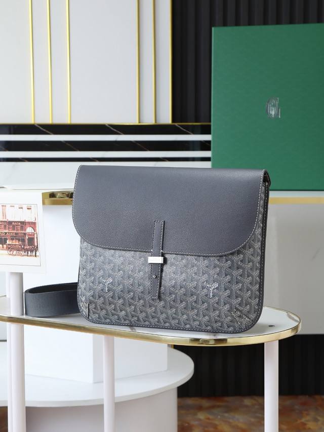 原厂皮 特级品质 原厂货 Coursier邮差包时尚、轻便、小巧，是都市人的完美伴侣。它有一个主隔层和一个后贴袋，可存放日常必需品。Coursier 邮差包的肩